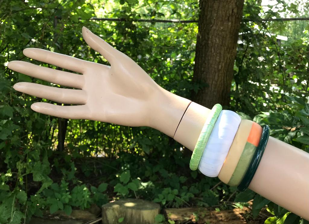Set armbanden groen wit kleuren - Vintage 70’s, Sieraden, Tassen en Uiterlijk, Armbanden, Ophalen of Verzenden, Zo goed als nieuw