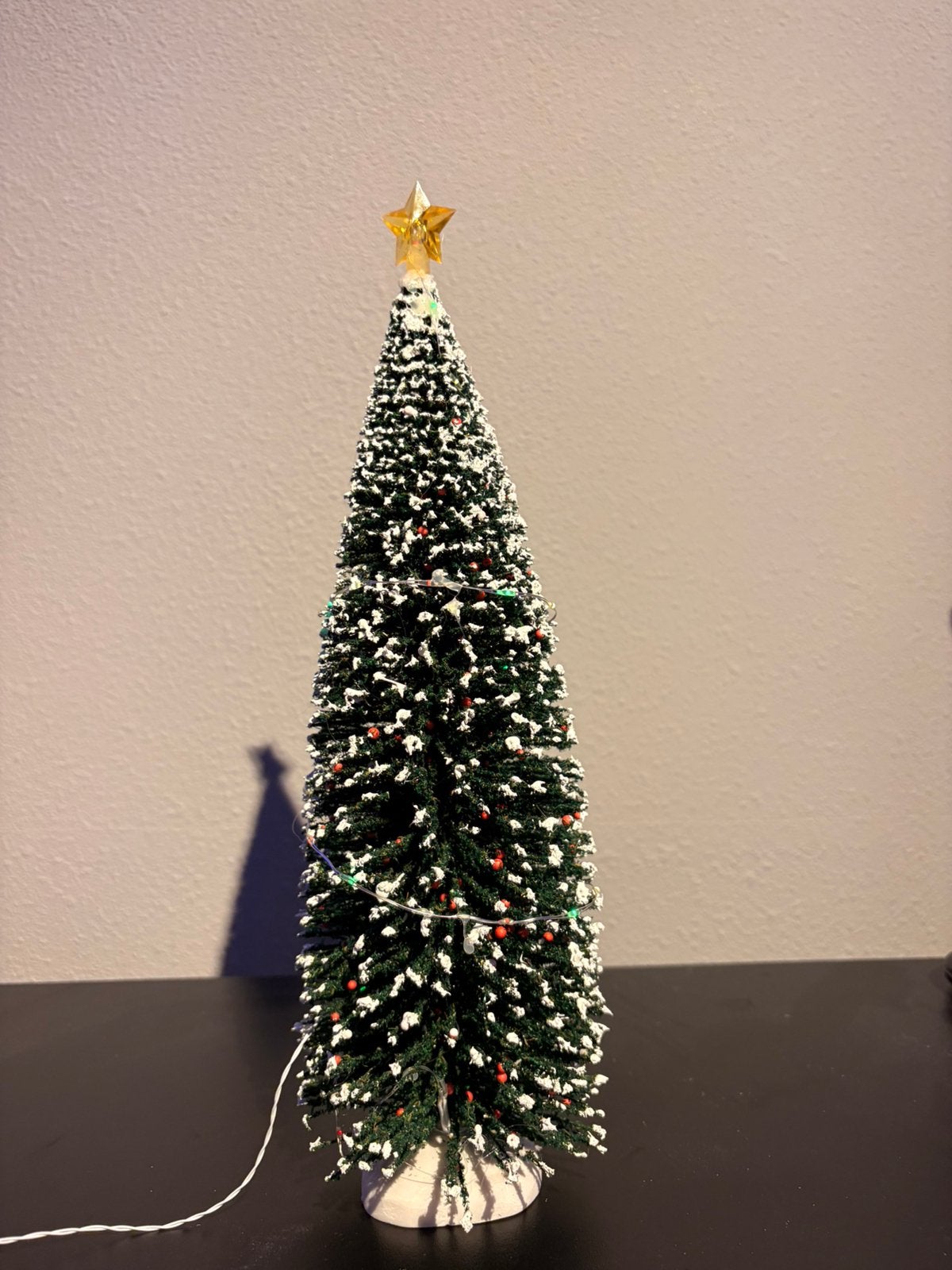 Besneeuwde kerstboom met gekleurde verlichting – Intratuin, Diversen, Ophalen, Zo goed als nieuw