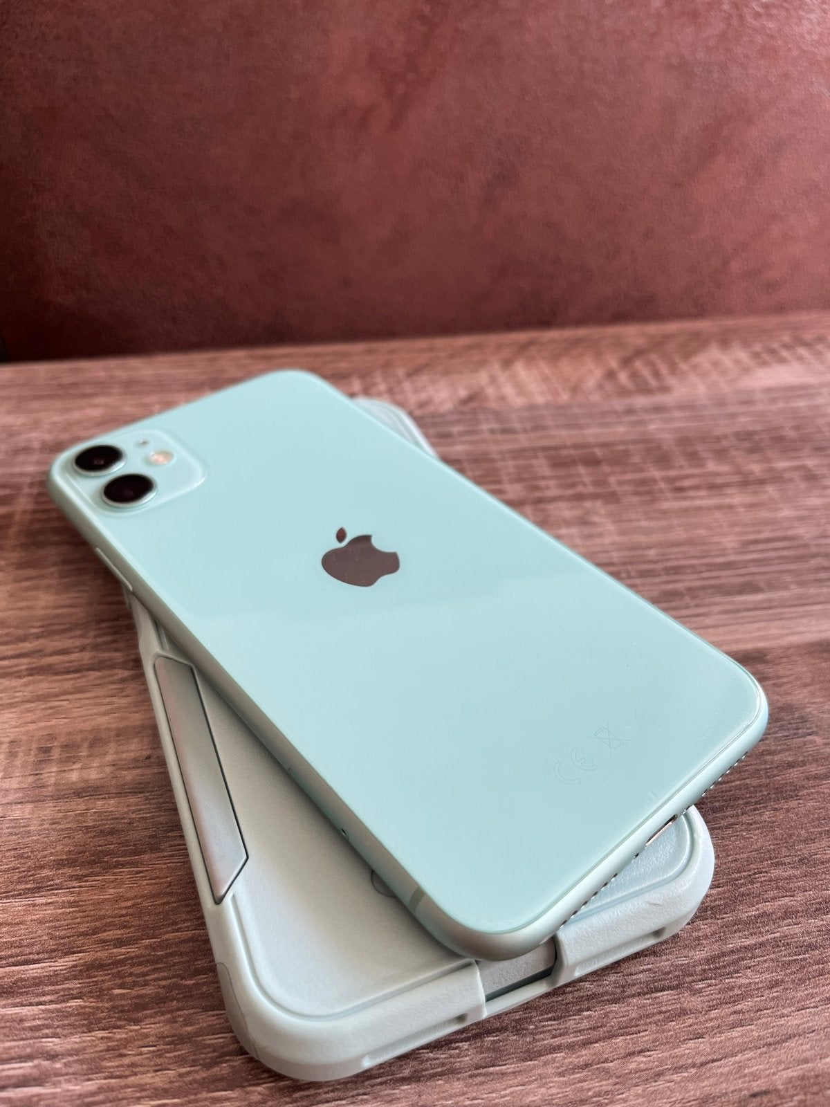 Foto 4 van iPhone 11 (128GB) Groen met OtterBox hoesje