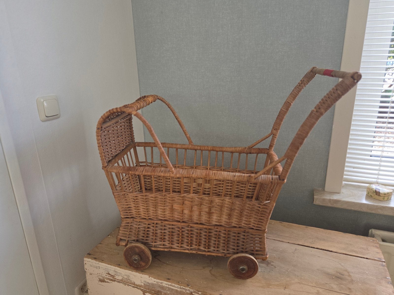 Vintage rieten poppenwagen met matrasje - 63 cm stahoog, Ophalen, Gebruikt, Babypop