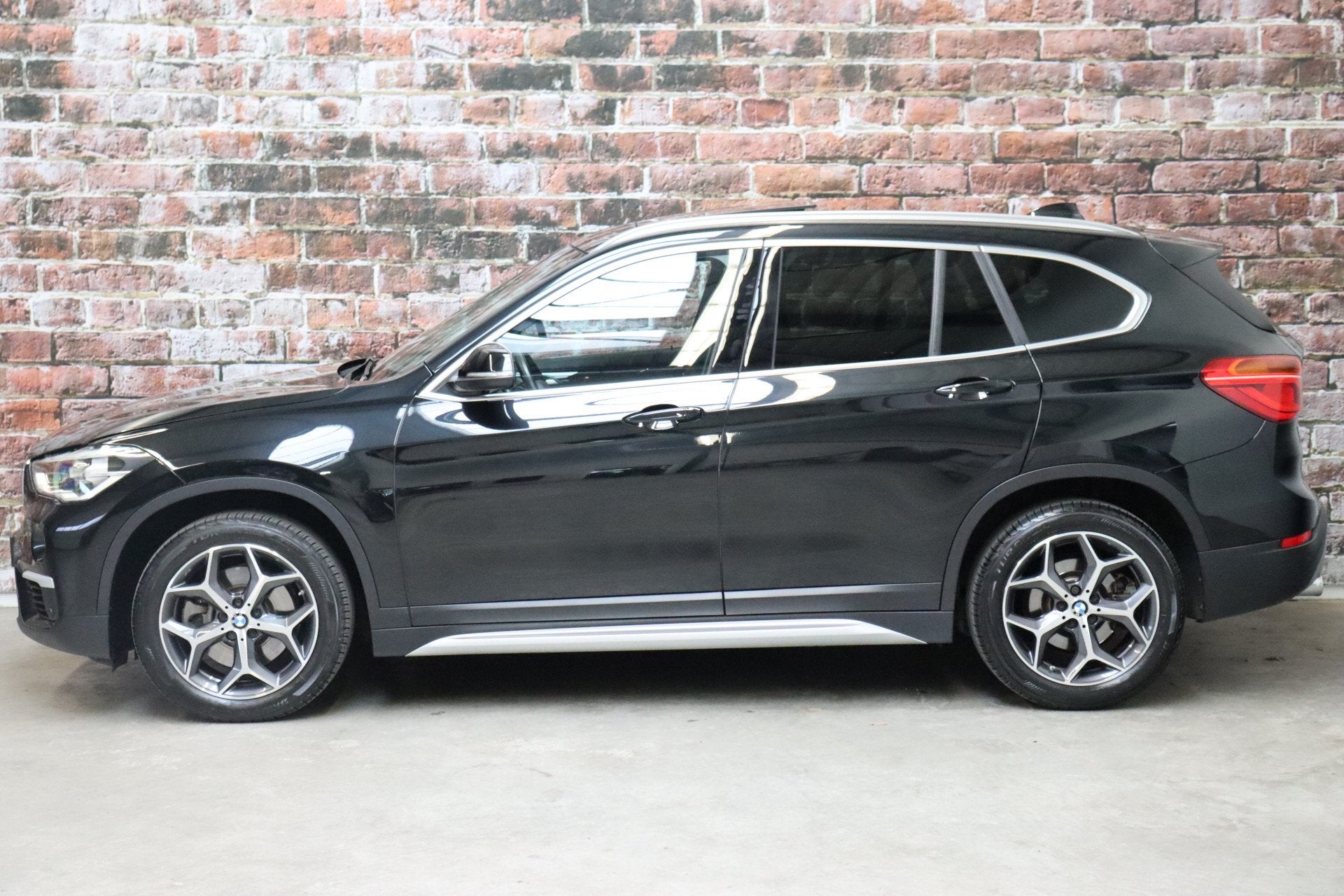 BMW X1 sDrive20i Executive xLine Automaat / Panoramadak / Ac, Auto's, Euro 6, Zwart, Origineel Nederlands, SUV of Terreinwagen