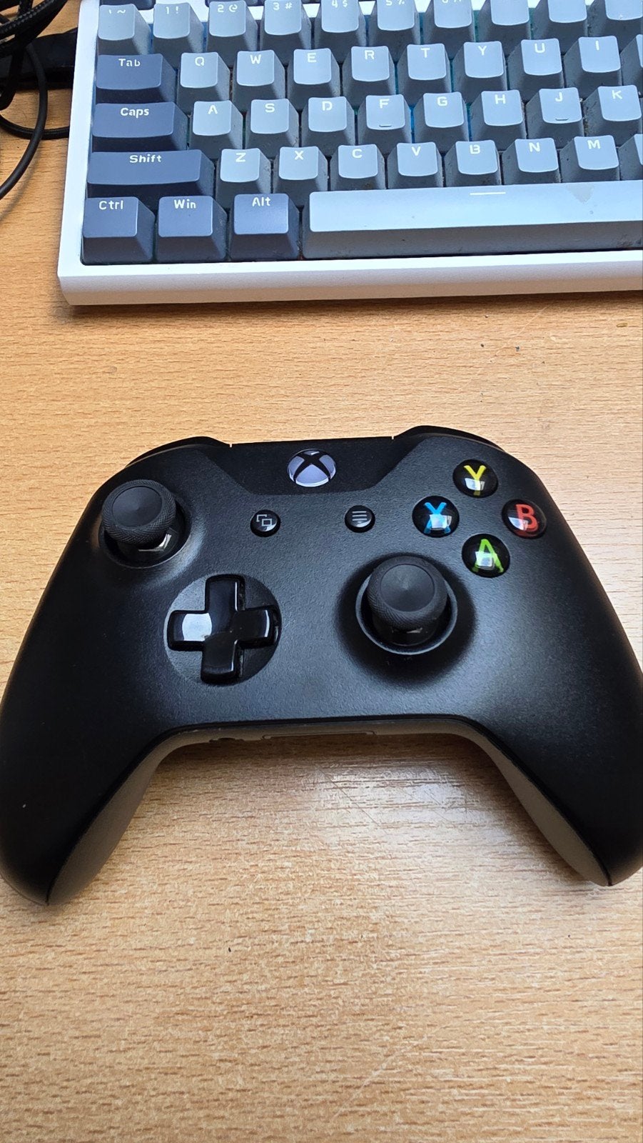 Goed werkende Xbox One controller (zonder achterklep), Spelcomputers en Games, Spelcomputers | Xbox | Accessoires, Gebruikt, Ophalen of Verzenden