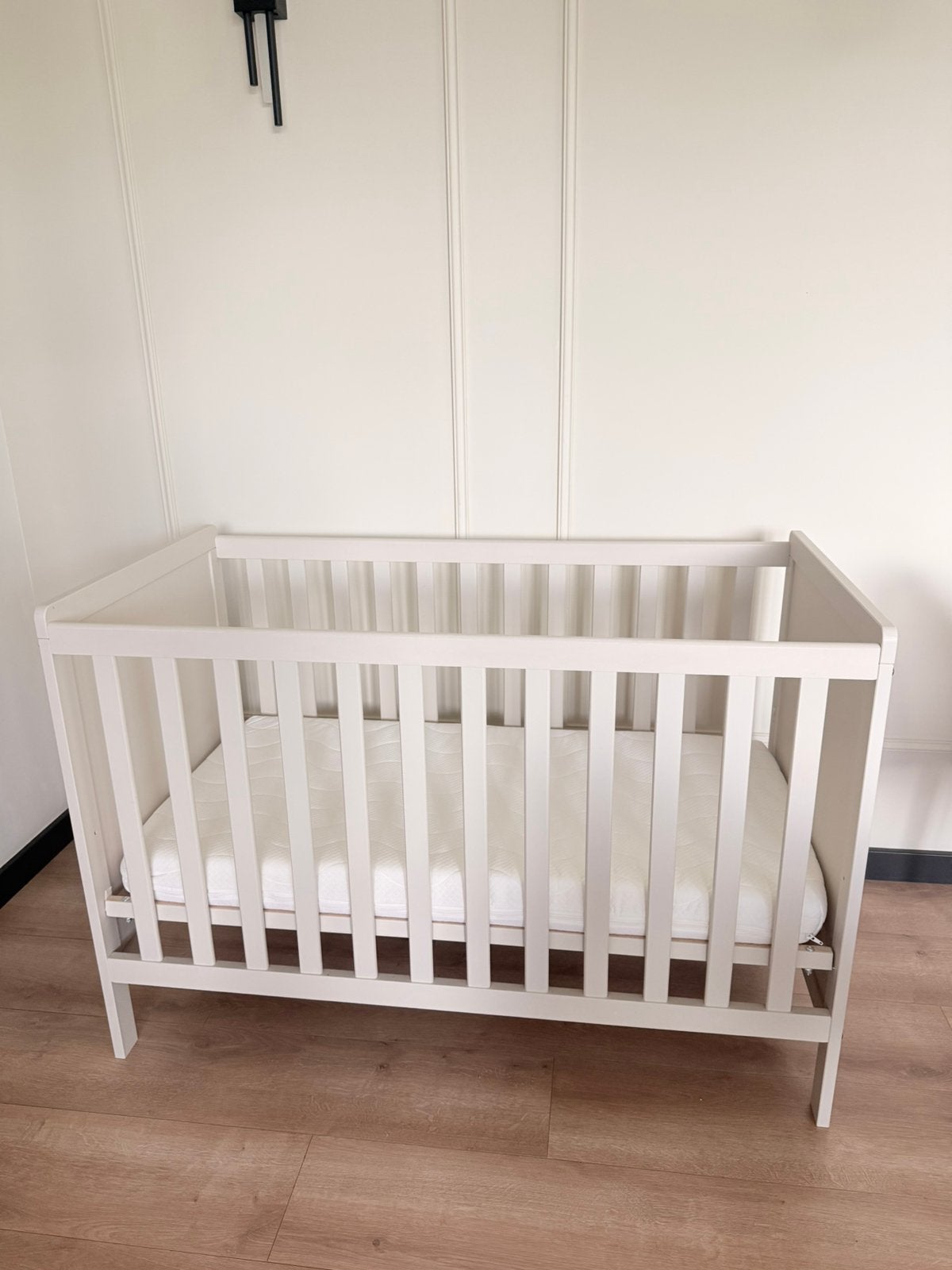 Ledikant + matras + matrasbeschermer, Ophalen, Zo goed als nieuw, Ledikant
