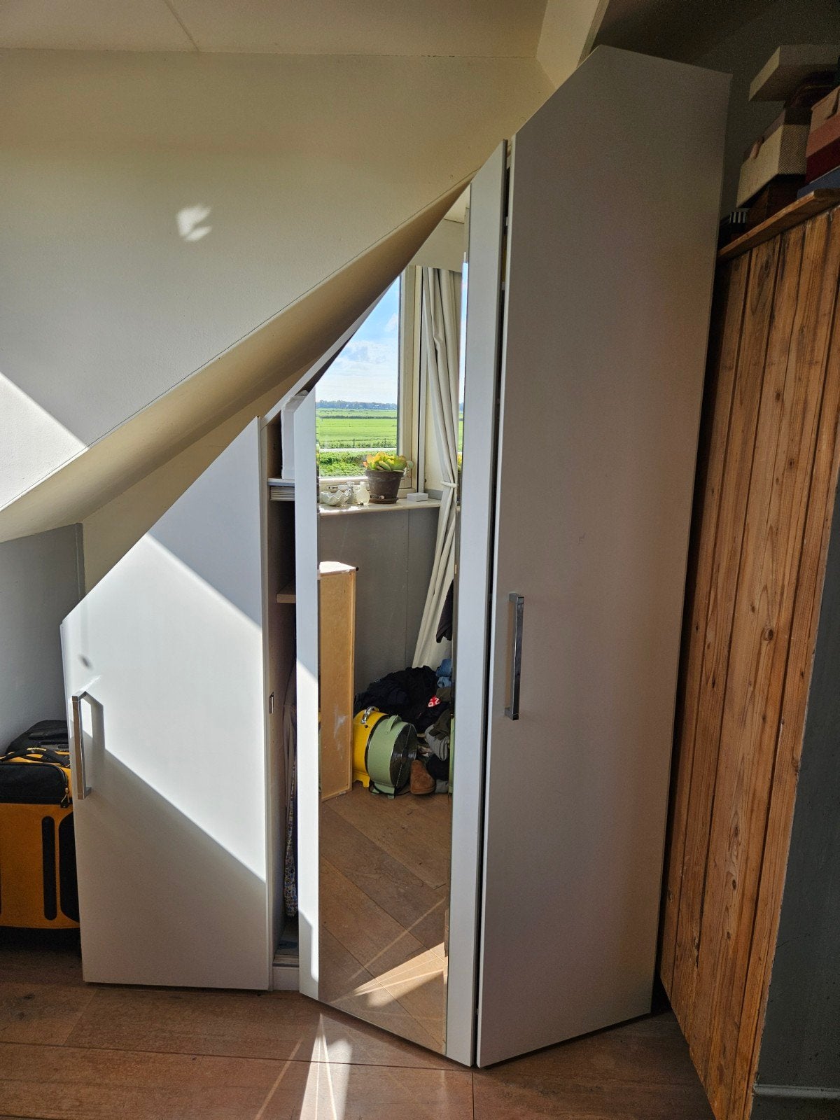 Maatwerk inbouwkast voor schuine wand - Ruimtebesparend