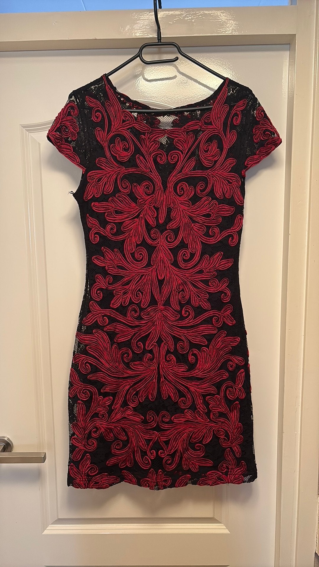 Mooie jurk van Phase Eight maat s zwart met rood, Kleding | Dames, Ophalen of Verzenden, Zo goed als nieuw, Maat 38/40 (M), Zwart