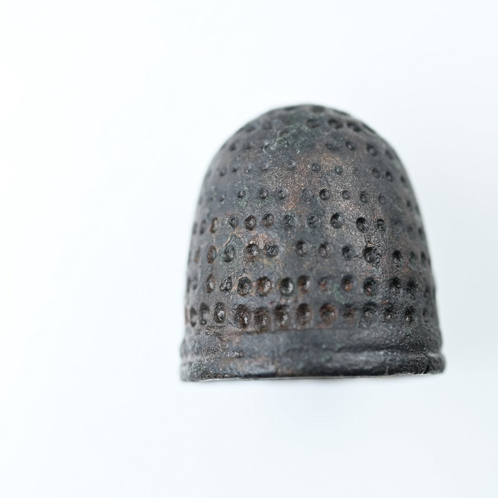 Vingerhoed beehive handmade, zwaar geelkoperen 13e-14e b558, Ophalen of Verzenden, Koper