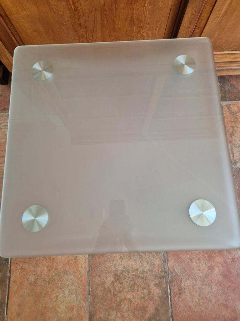 RVS bijzettafel met melkglas blad en afgeronde hoeken, Huis en Inrichting, Gebruikt, Vierkant, 55 tot 75 cm, Glas