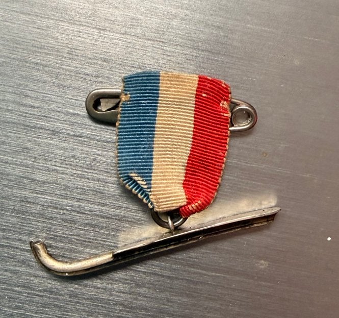 Vintage Medaille met Schaats - Nederlandsche kleuren, Postzegels en Munten, Penningen en Medailles, Verzenden, Overige materialen