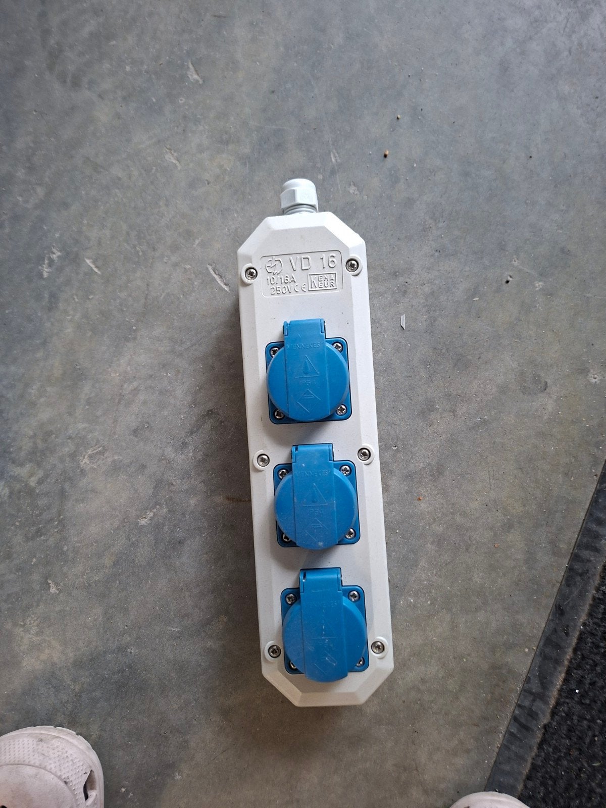 Stekkerdoos met 3 stopcontacten, spatwaterdicht, Ophalen of Verzenden, Gebruikt, Stekkerdoos