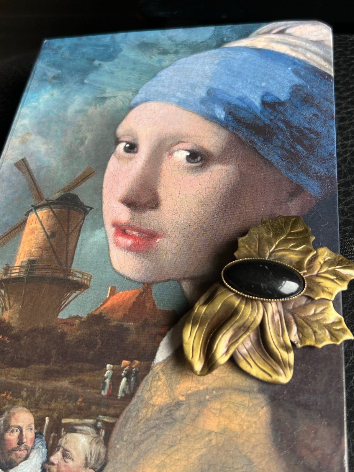 Vintage Broche Bladmotief met Zwarte Steen, Overige materialen, 4 tot 7 cm, Gebruikt, Ophalen of Verzenden