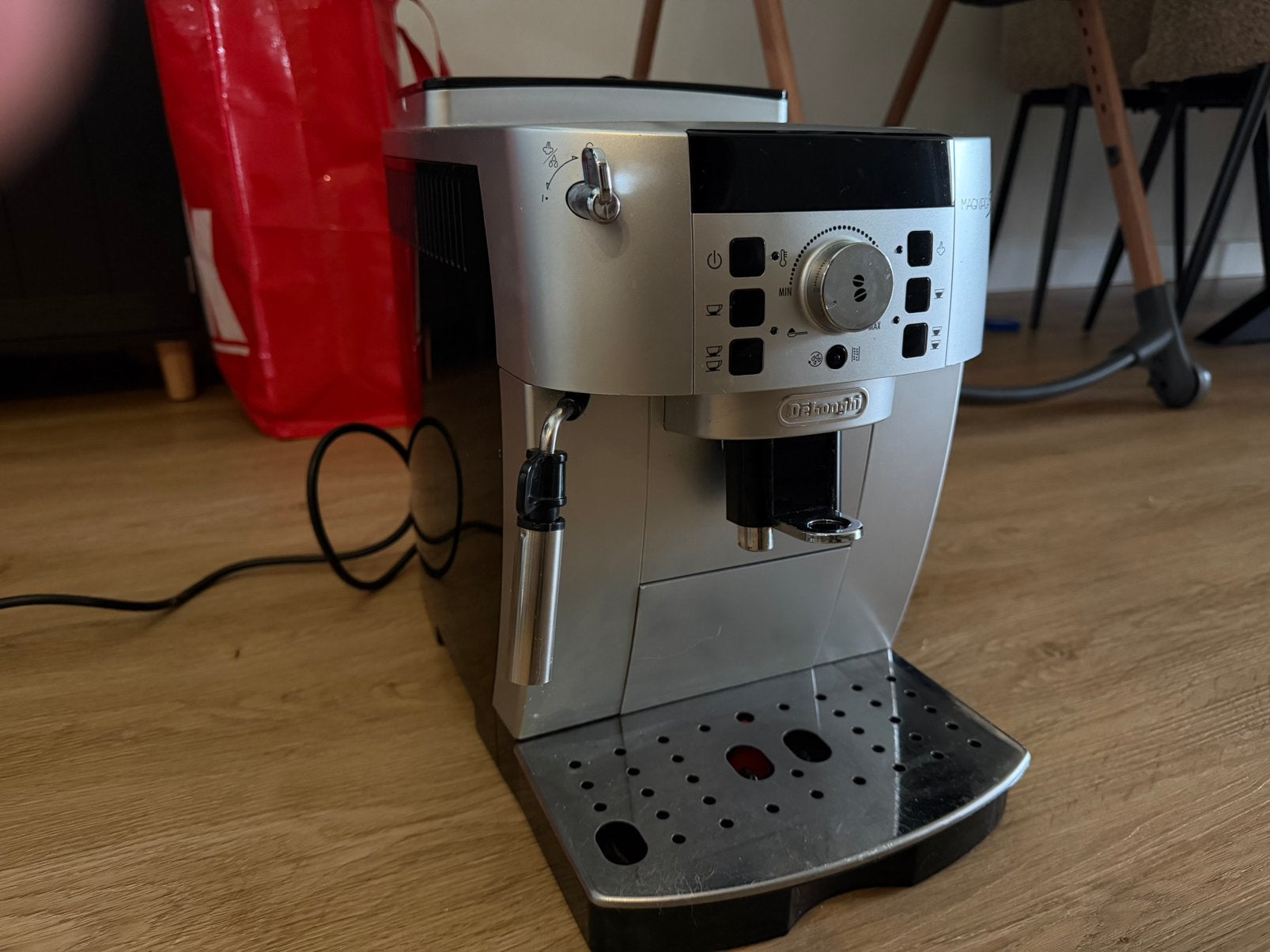DeLonghi madnificaS koffie bonen machine, Witgoed en Apparatuur, Koffiezetapparaten, Ophalen, Zo goed als nieuw, Afneembaar waterreservoir