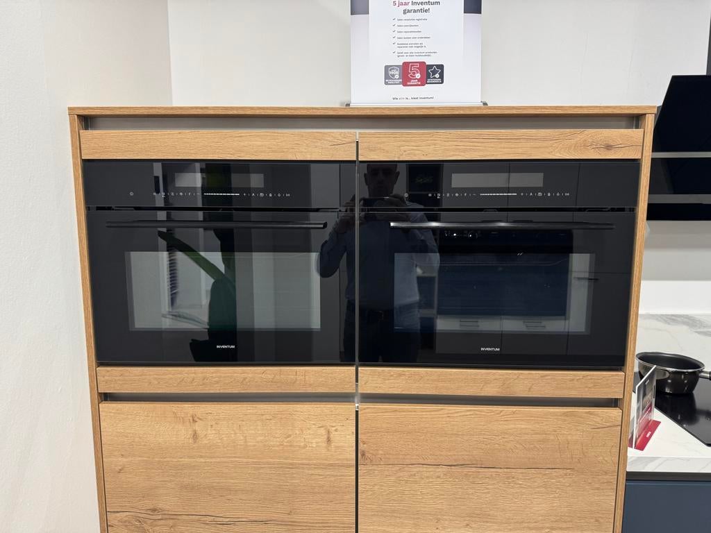 Showroomkeuken mat blauw lak met eiken halfhoge kasten, Huis en Inrichting, Keuken | Complete keukens, Ophalen, Blauw, Hoekkeuken