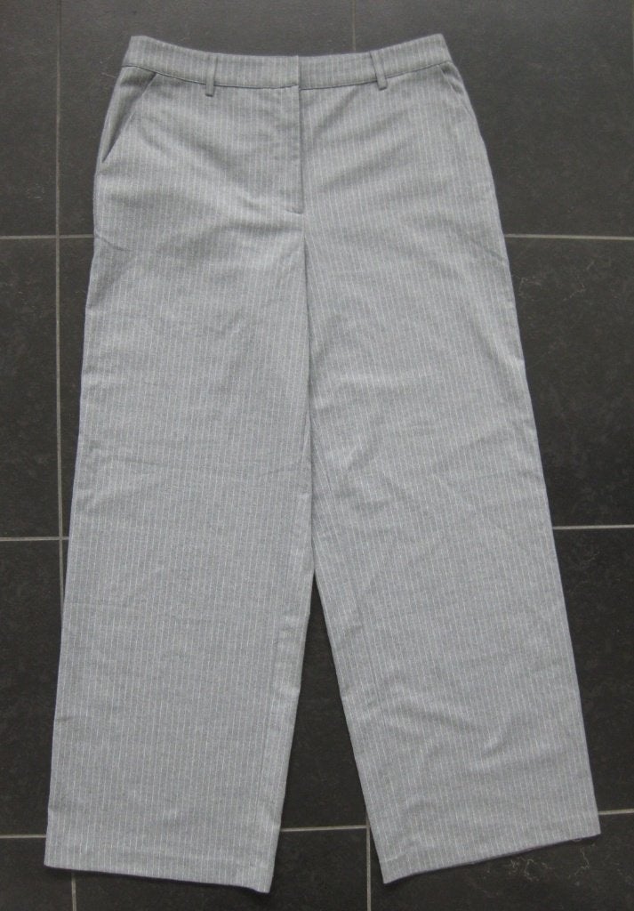 Na-Kd grijze broek krijtstreep, suit trousers rechte pijp 42, NA-KD, Maat 42/44 (L), Ophalen of Verzenden, Zo goed als nieuw
