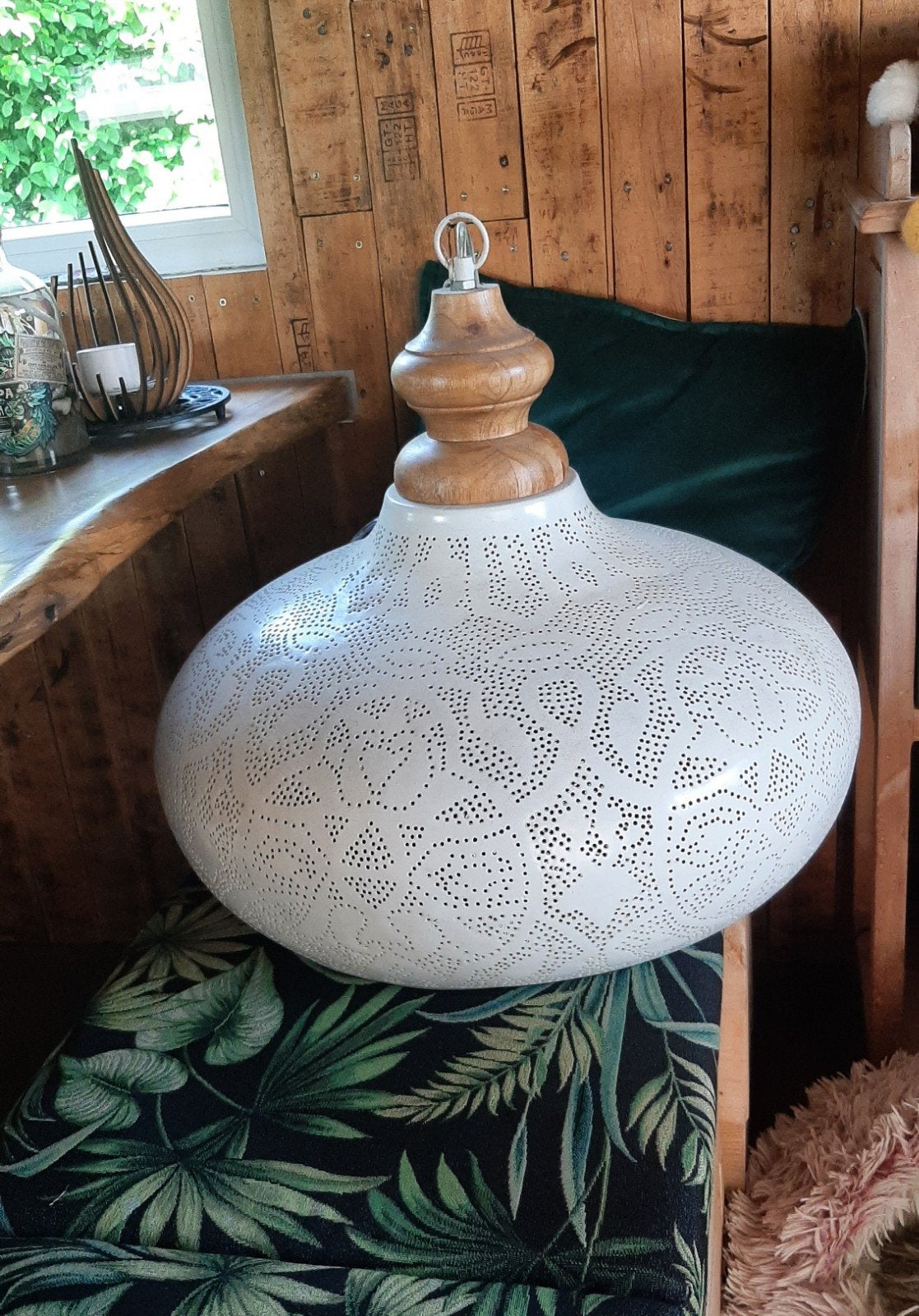 Grote witte hanglamp met gaatjespatroon - Ø 50 cm, Huis en Inrichting, Lampen | Hanglampen, Ophalen, Zo goed als nieuw, Metaal