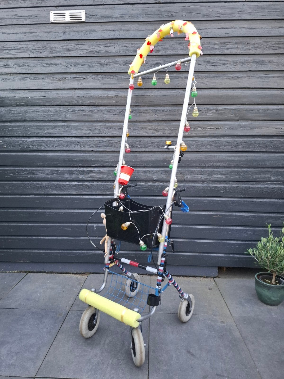 Rollator versierd met verlichting, Ophalen, Gebruikt, Versiering, Verjaardag