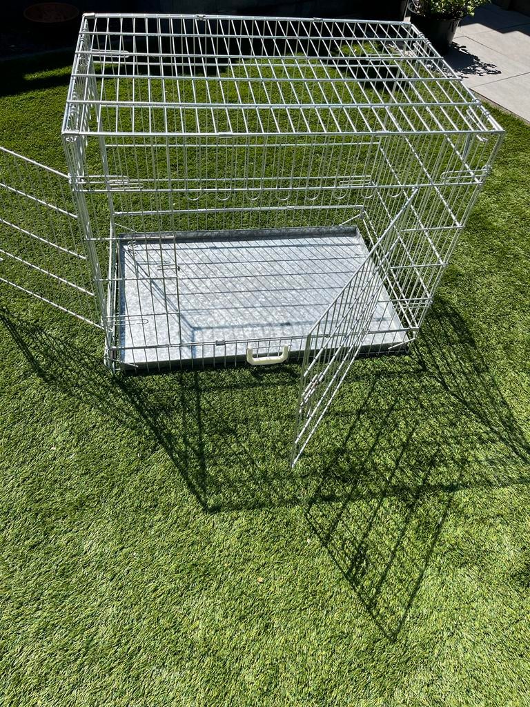 Honden bench 90 cm x 63 cm. Hoog 75 cm met twee deurtjes, Dieren en Toebehoren, Ophalen, Zo goed als nieuw