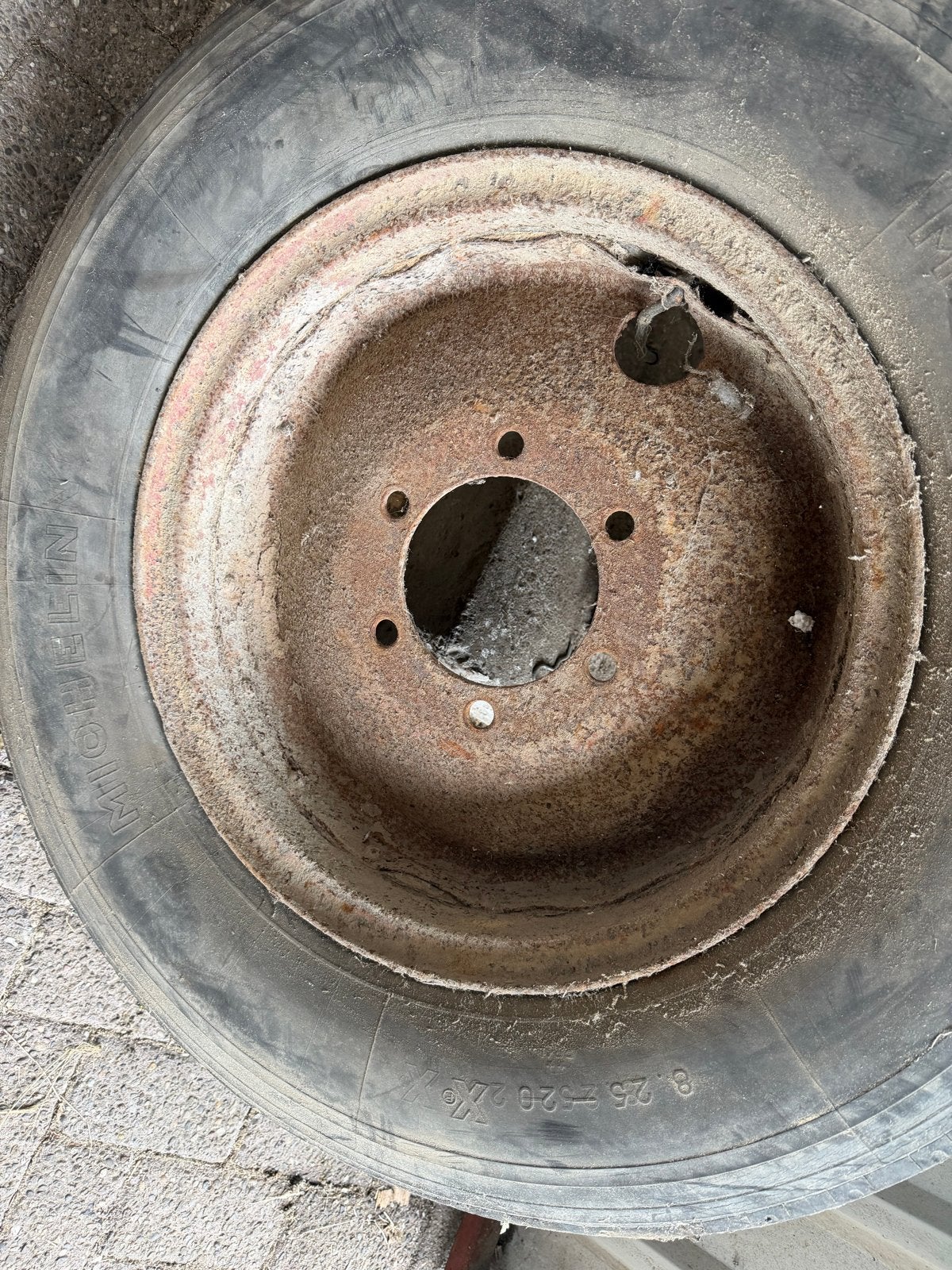 Gebruikte band met velg - 8.25-20 Michelin X, Ophalen, Gebruikt, Tot 80 Pk