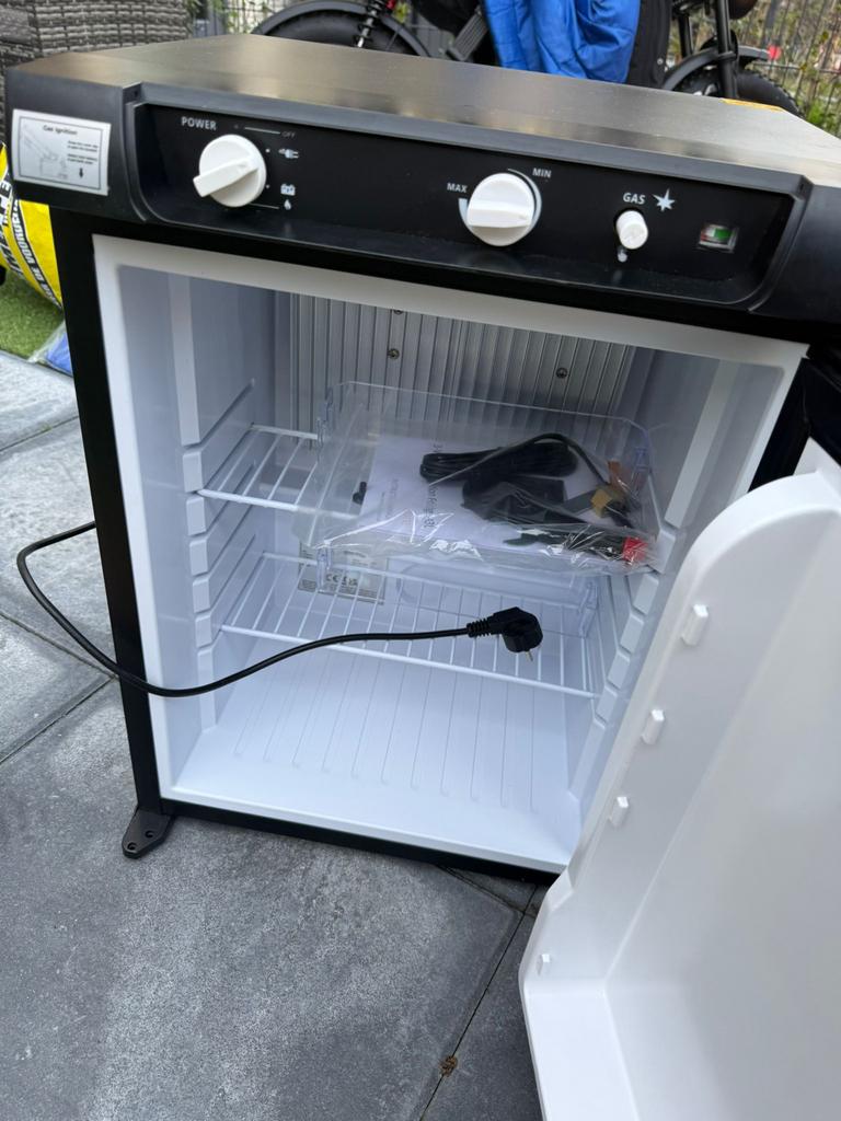Nieuw! Kleine koelkast met gasaansluiting en stroom, Witgoed en Apparatuur, Koelkasten en IJskasten, Ophalen, Zonder vriesvak
