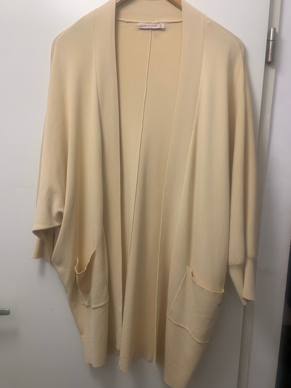 Vanille kleur vest van Studio Anneloes  maat M, Ophalen of Verzenden, Zo goed als nieuw, Trui of Vest