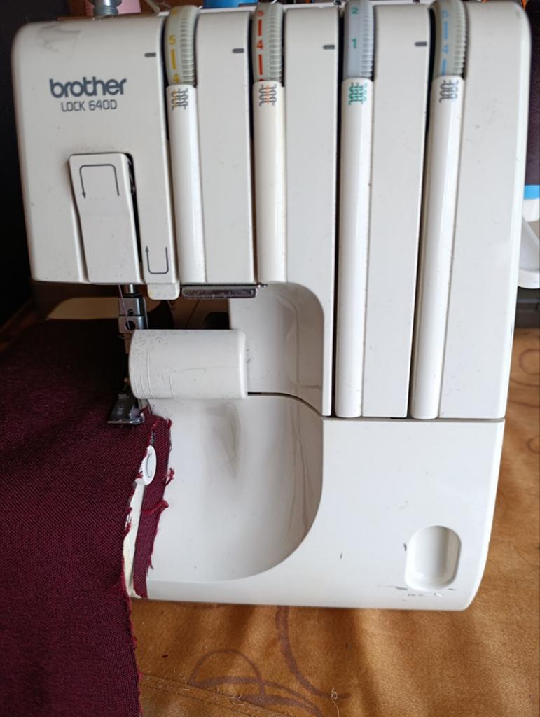 Brother 640D Lockmachine - Perfect voor al uw naaiprojecten, Hobby en Vrije tijd, Naaimachines en Toebehoren, Ophalen of Verzenden