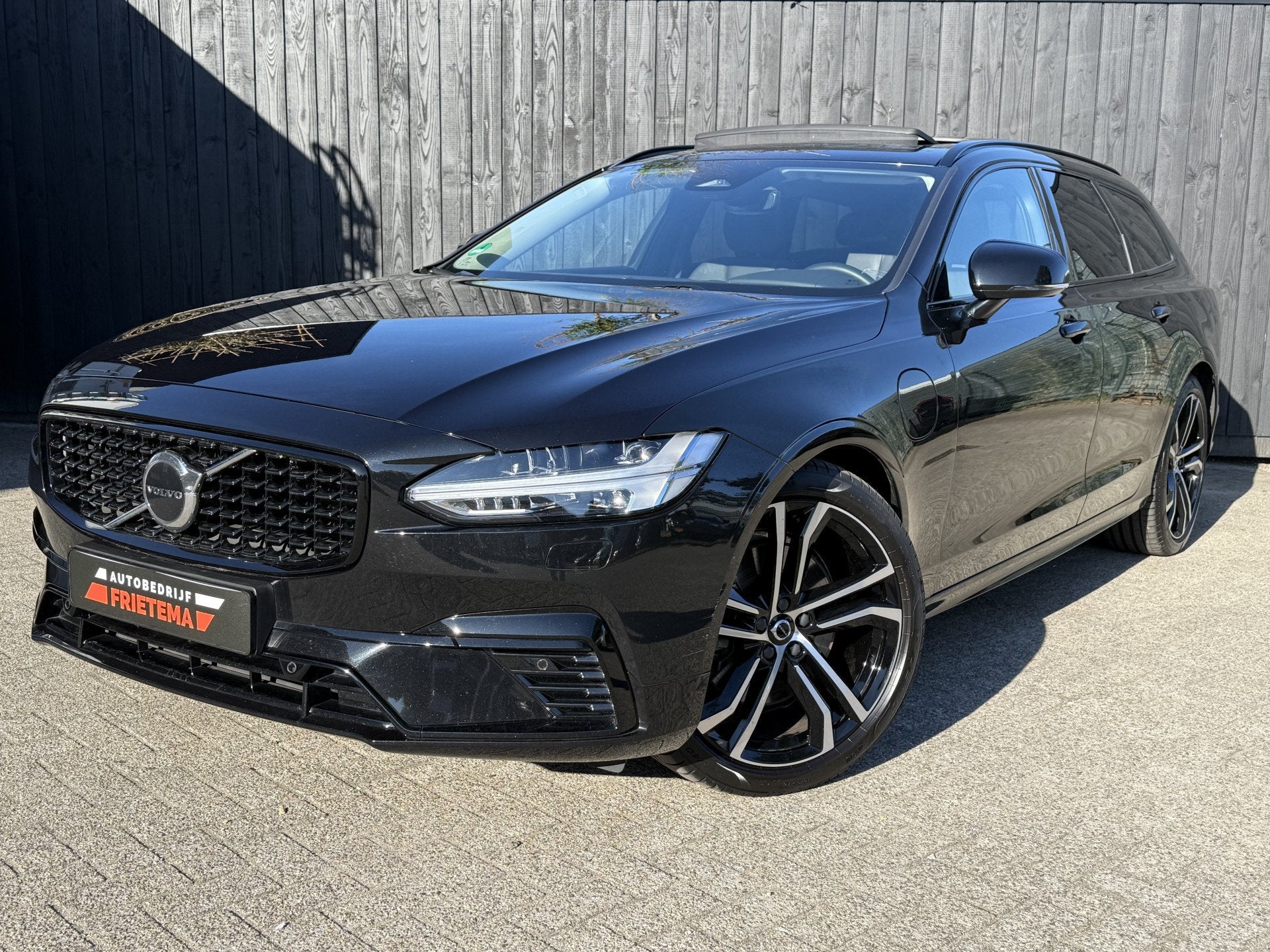 Volvo V90 2.0 T6 Plug-in hybrid AWD Plus Dark (bj 2022), Auto's, Automaat, 12 maanden, Zwart, 4 cilinders