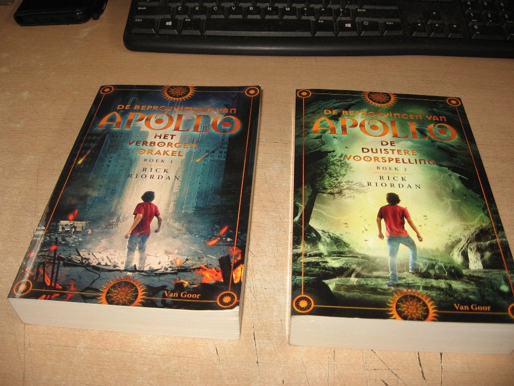 Rick Riordan       De beproeving van Apollo  deel 1 en 2, Ophalen of Verzenden, Zo goed als nieuw