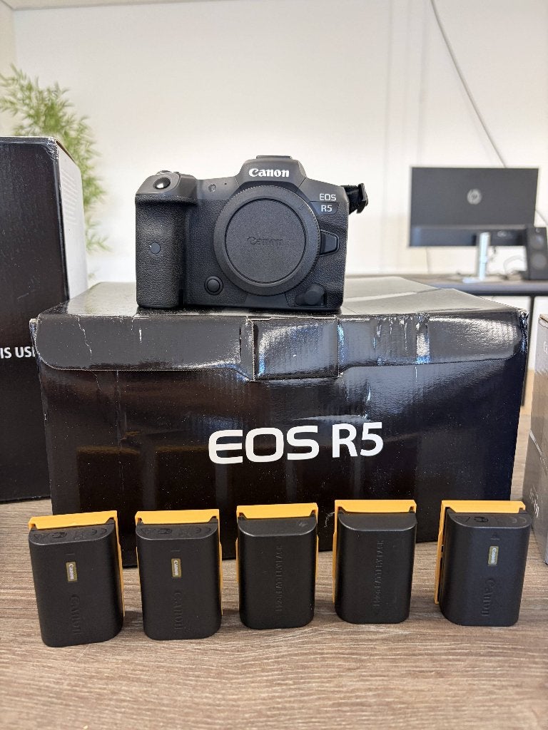 Foto 2 van Complete set! Canon EOS R5 | RF 15-35mm f/2.8L + Sigma 50mm