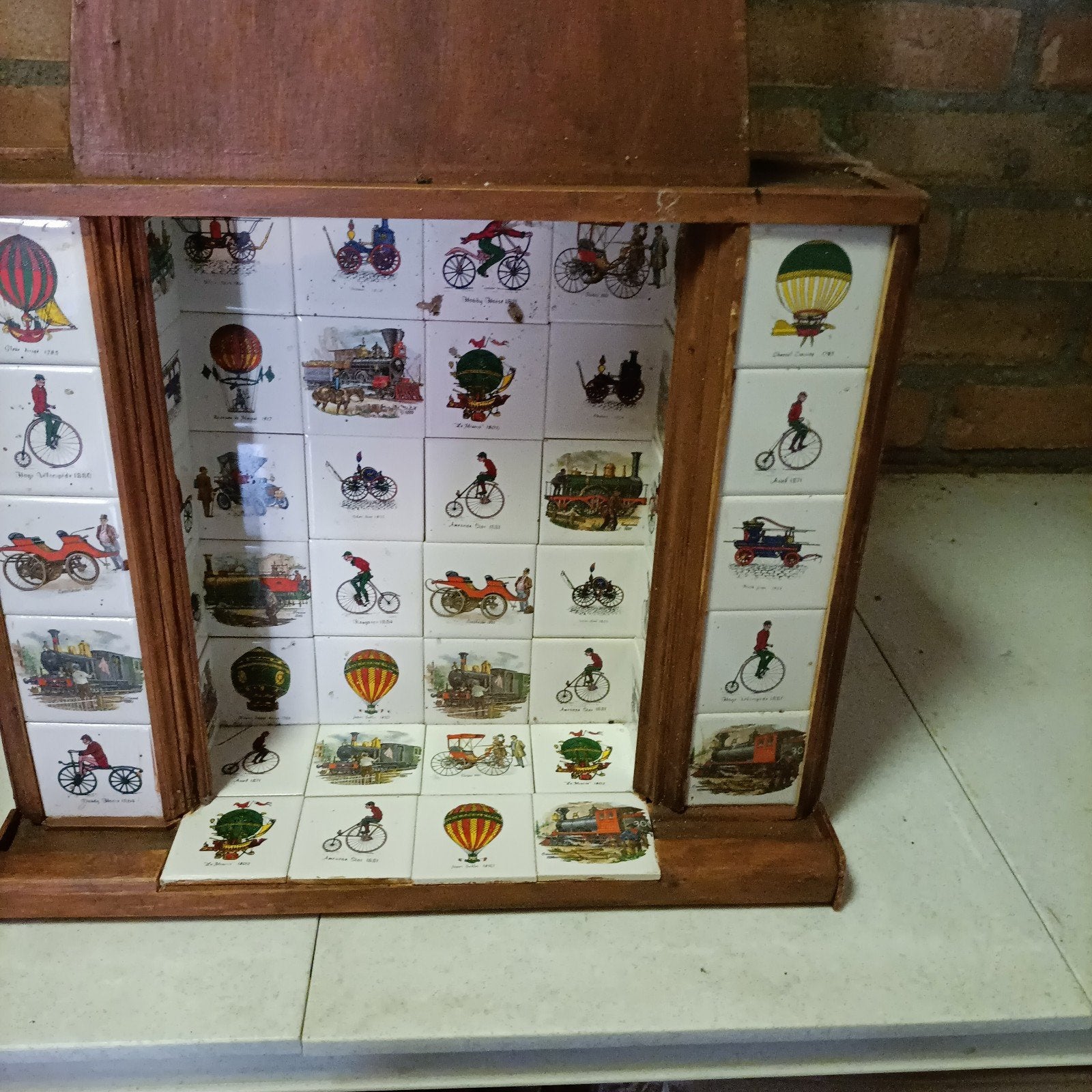 Decoratieve houten kast met tegels van vervoersmiddelen, Antiek en Kunst, Ophalen