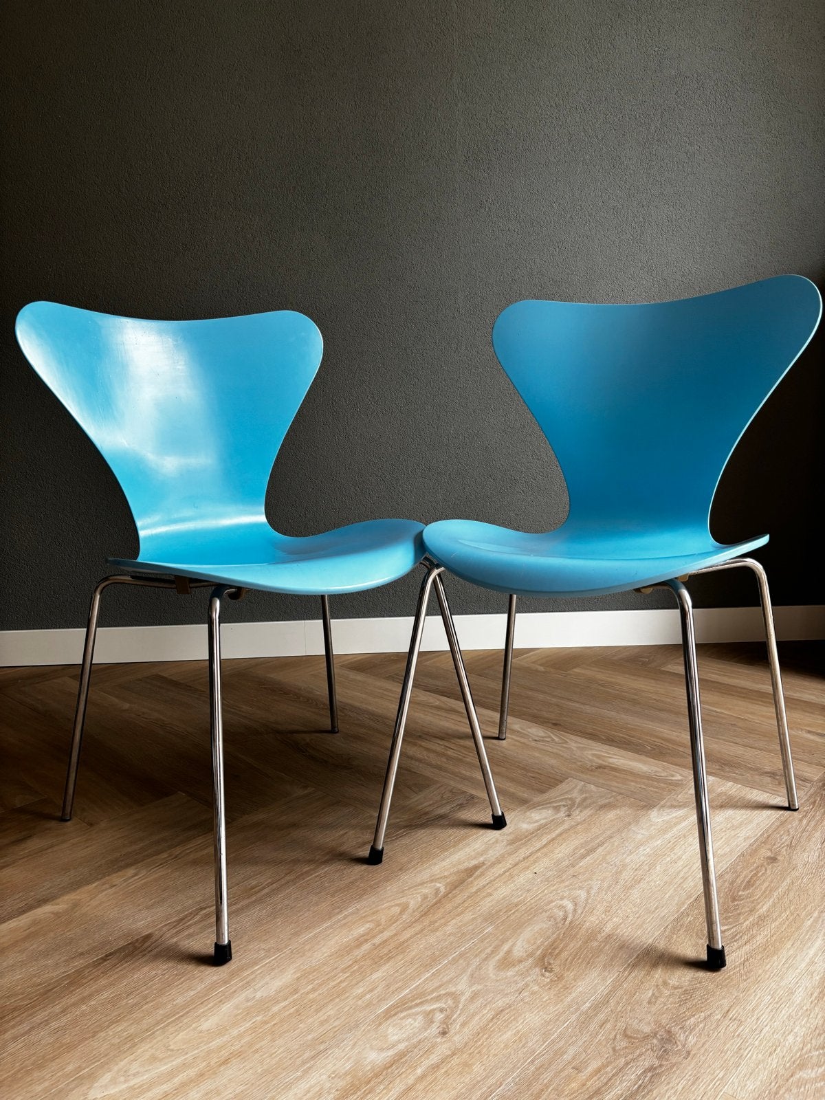 2 Fritz Hansen Vlinderstoelen / Mier (199- pastelblauw), Huis en Inrichting, Stoelen, Ophalen, Gebruikt, Twee, Deens