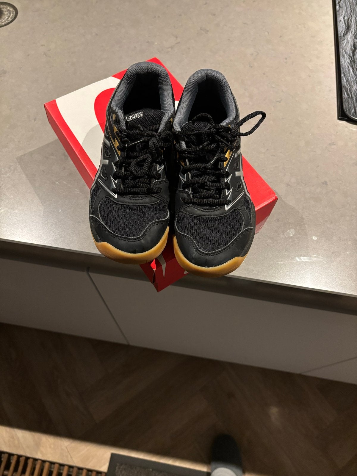 Zwarte Asics Upcourt 4 zaal/hockeyschoenen - Maat 37, Ophalen, Zo goed als nieuw, Zwart, Sportschoenen