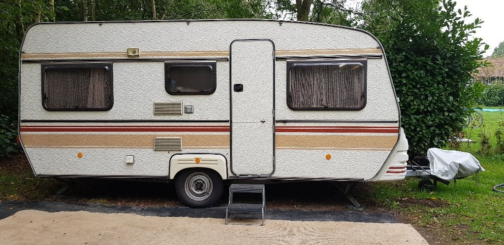 CI Wilk caravan uit het bouwjaar 1986, Caravans en Kamperen, Rondzit, Koelkast, Omvormbare zithoek, 750 - 1000 kg
