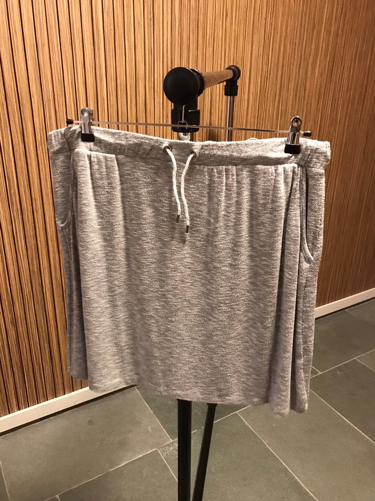 Leuke basic melee grijs Hema rok rokje mini kort mt XL, Kleding | Dames, Grote Maten, Zo goed als nieuw, Broek of Spijkerbroek