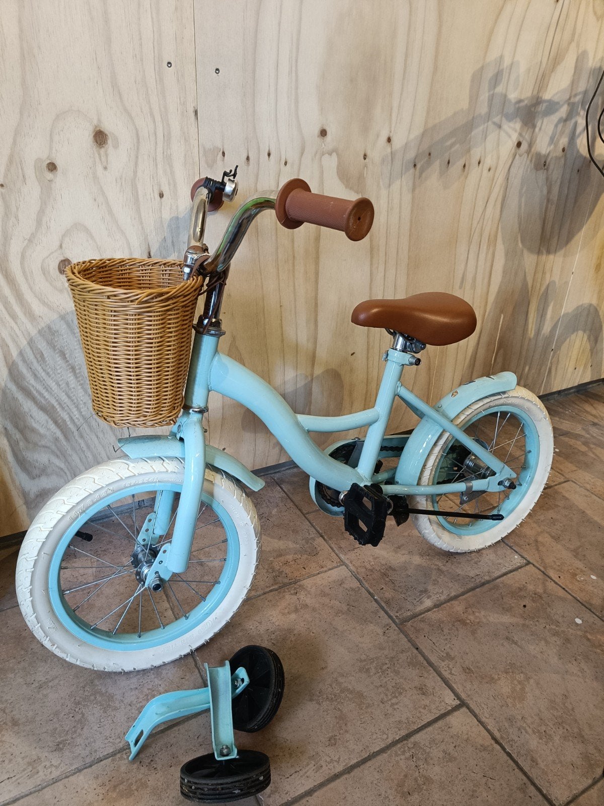 Kinderfiets lichtblauw met mandje en zijwieltjes, Terugtraprem, Zijwieltjes, Onbekend, Ophalen of Verzenden