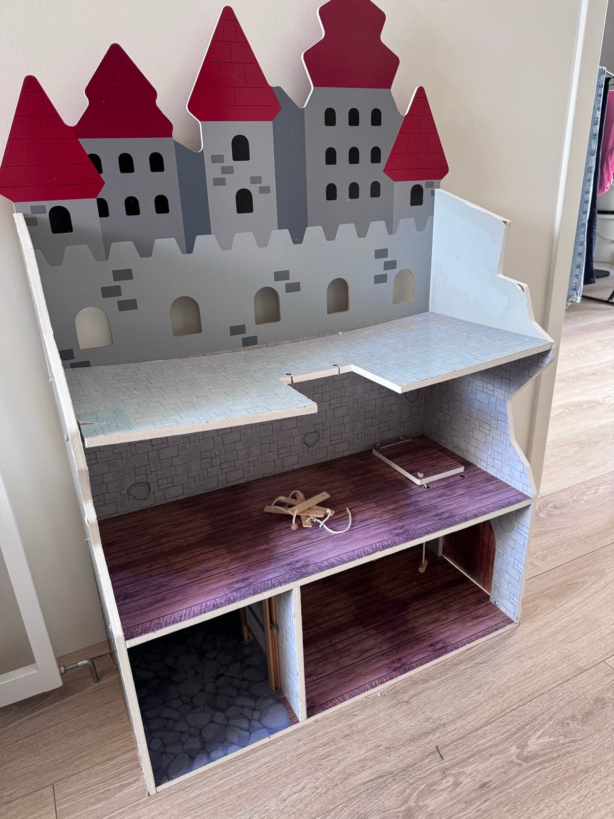 Houten speelkasteel (iets aan opknap werk), Ophalen, Gebruikt, Jongen of Meisje