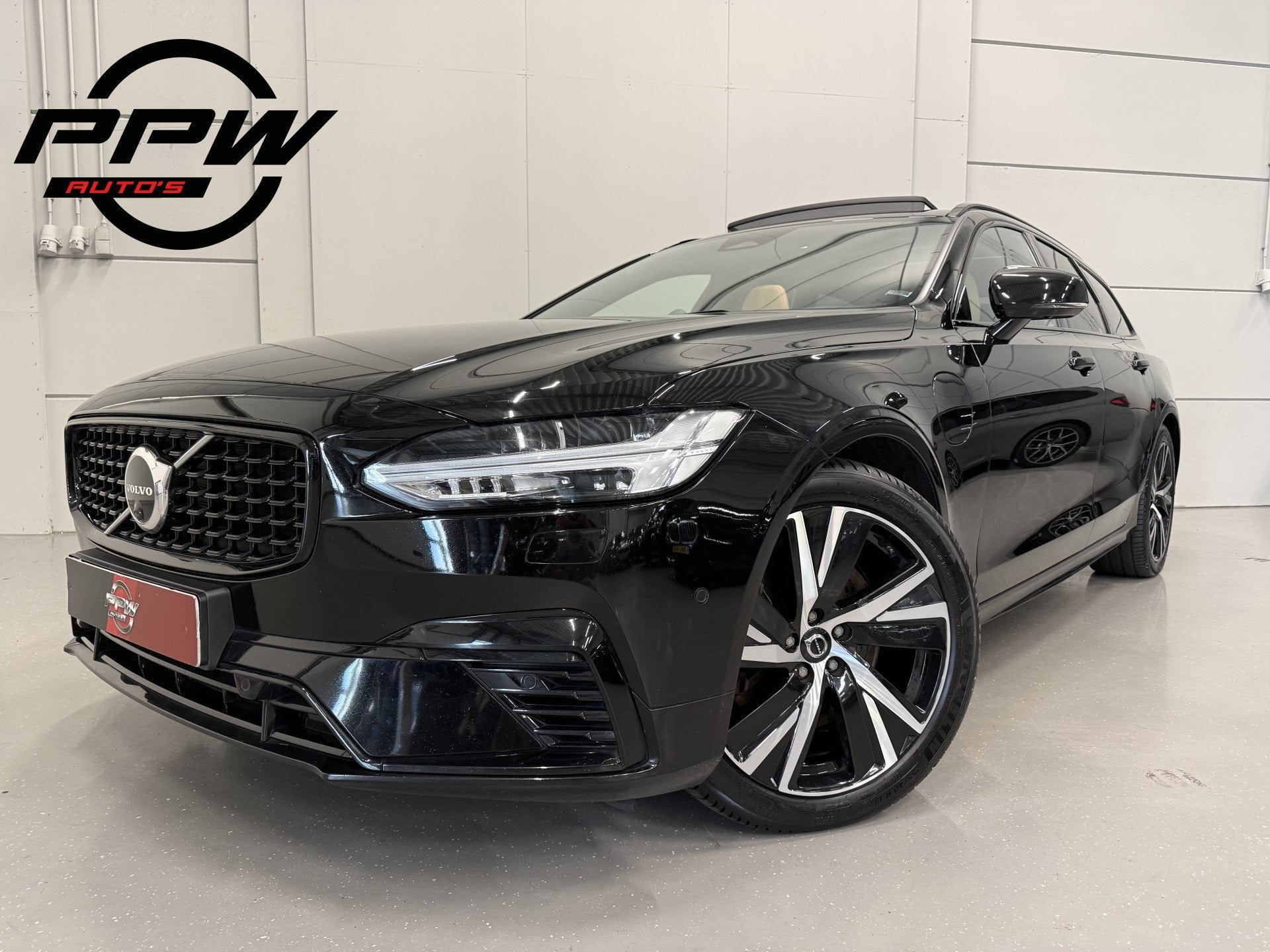 Volvo V90 T8 AWD Ultimate Dark Long Range 455PK PANO/B&W/TRE, Automaat, Dealer onderhouden, Beige, 4 cilinders
