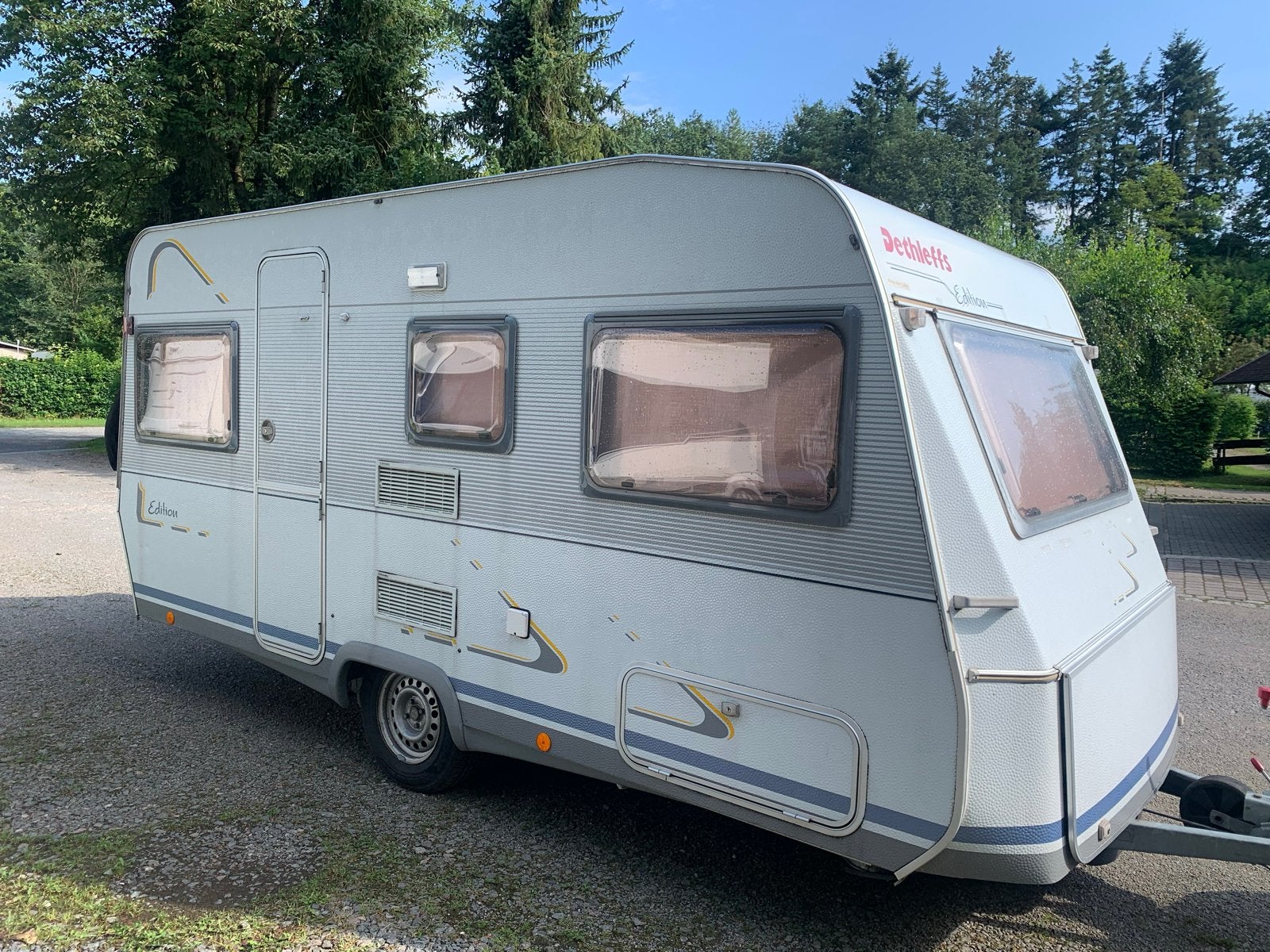 Dethleffs Edition | Gemoderniseerd | 920 kg | Zeer compleet!, Caravans en Kamperen, Caravans, Rondzit, Particulier, Schokbreker