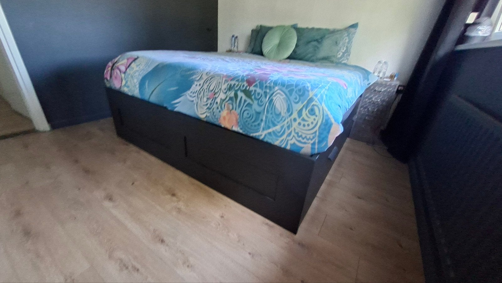 Brimnes bed 180x200 met lades, matras en topper (1 jaar oud), Ophalen, Zwart, Tweepersoons, Zo goed als nieuw
