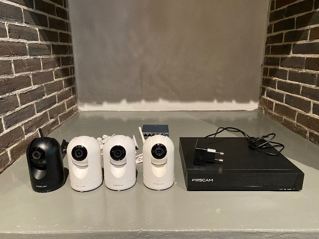 4 Foscam Camera's R4M + Network Video Recorder + Switch, Ophalen, Zo goed als nieuw, Binnencamera