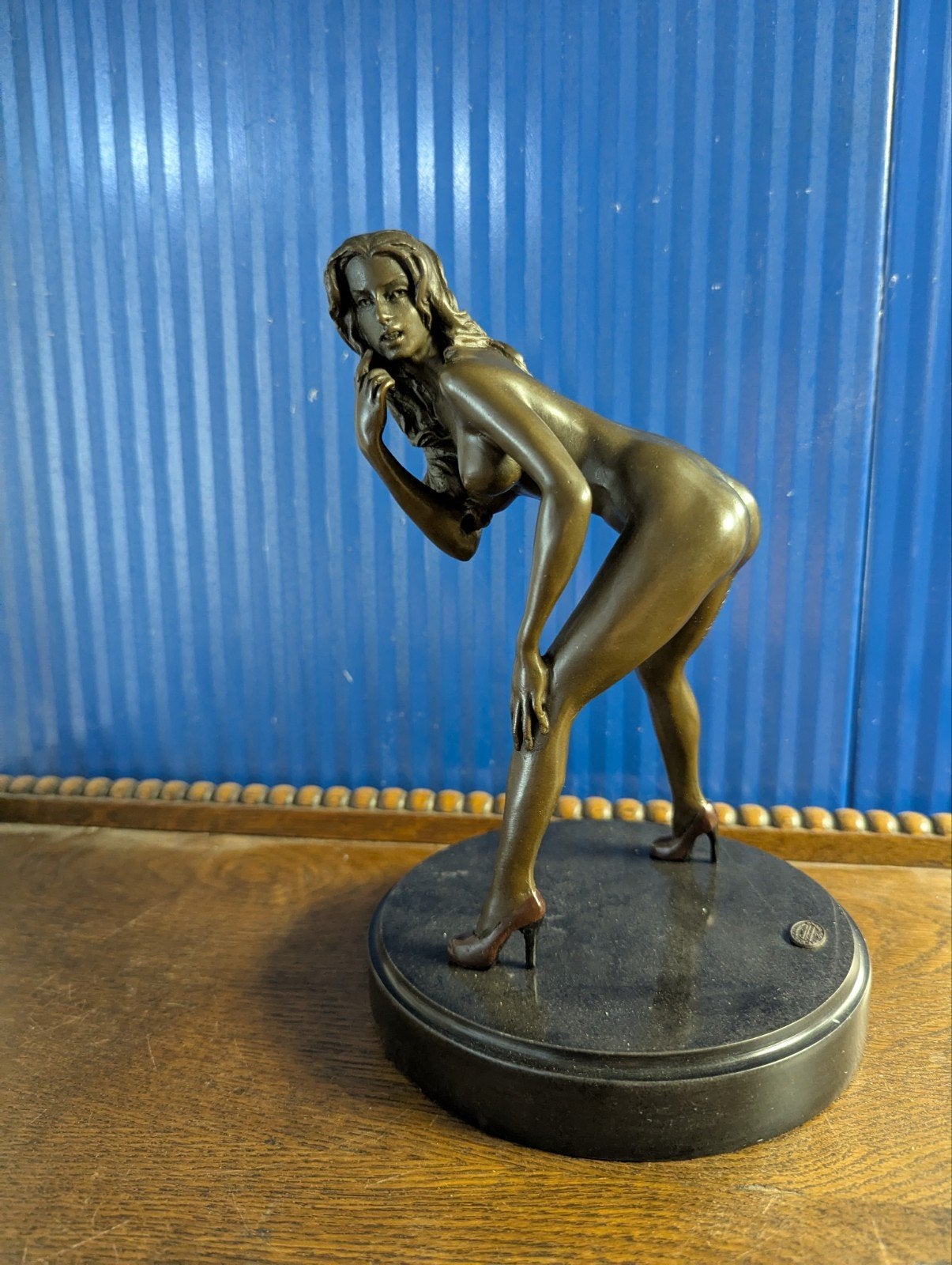 Bronzen sculptuur van een vrouw op marmeren sokkel, Ophalen of Verzenden