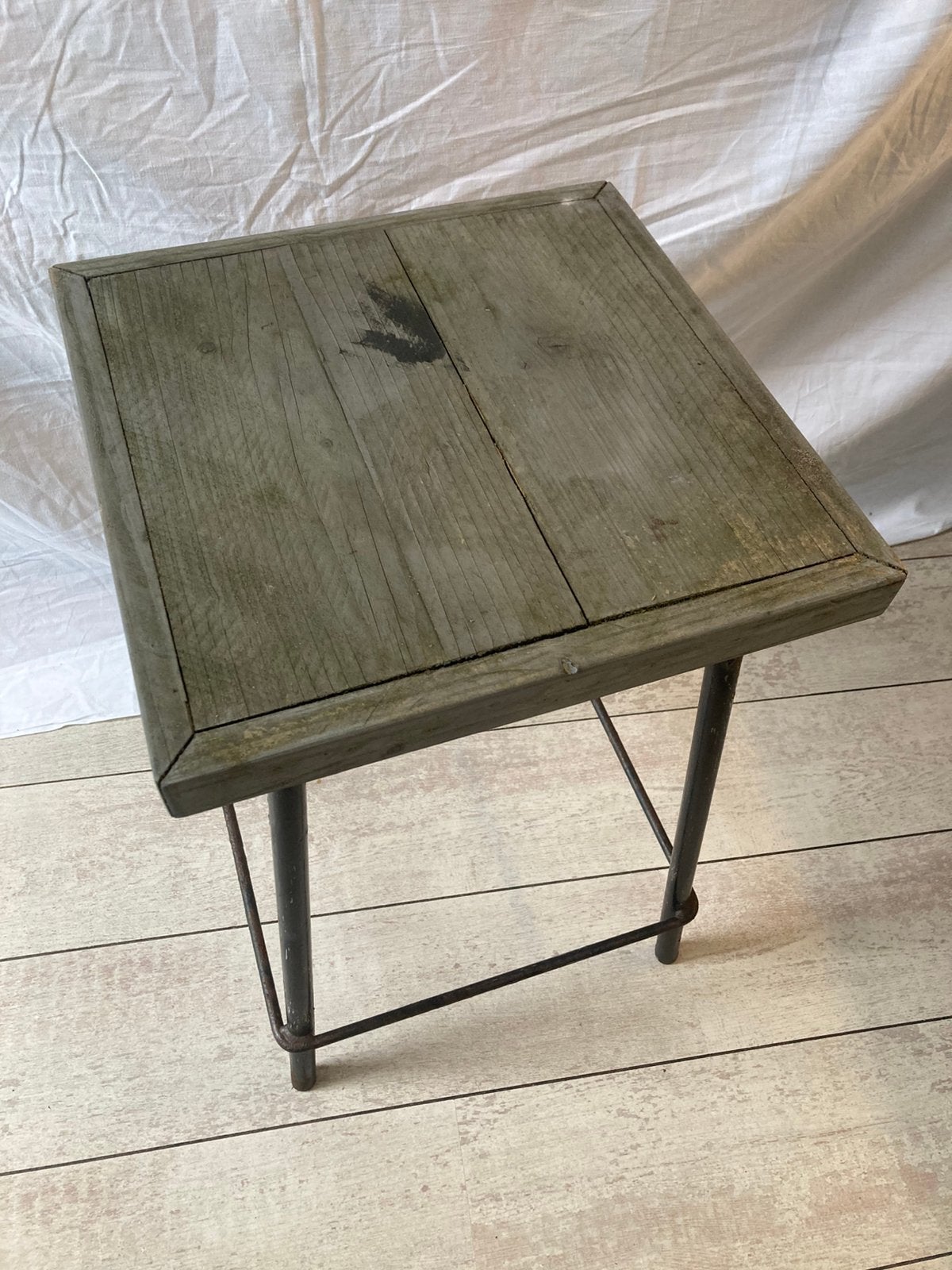 Oude planten tafel, Huis en Inrichting, Tafels | Bijzettafels, Ophalen, Minder dan 55 cm, Rond, Zo goed als nieuw
