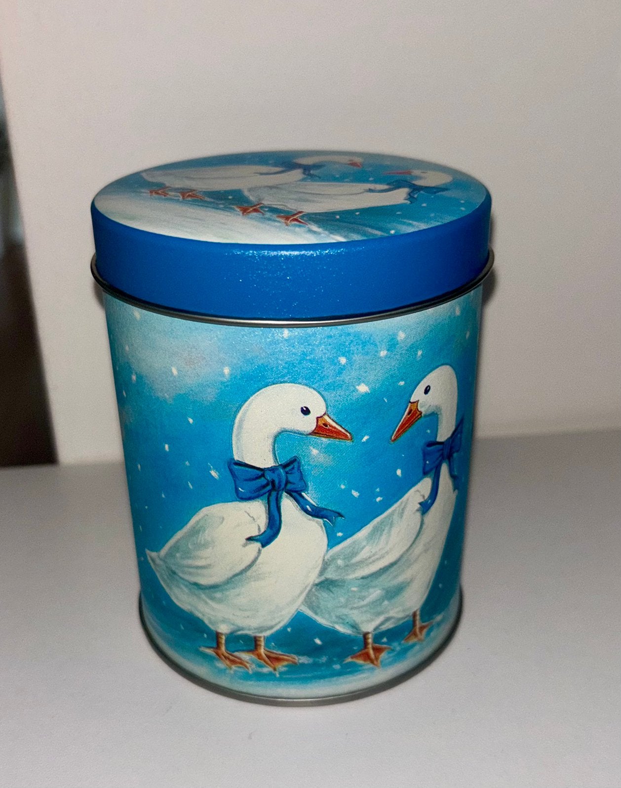 Sfeervol vintage blik. Ganzen blauwe strik Blue geese ribbon, Verzenden