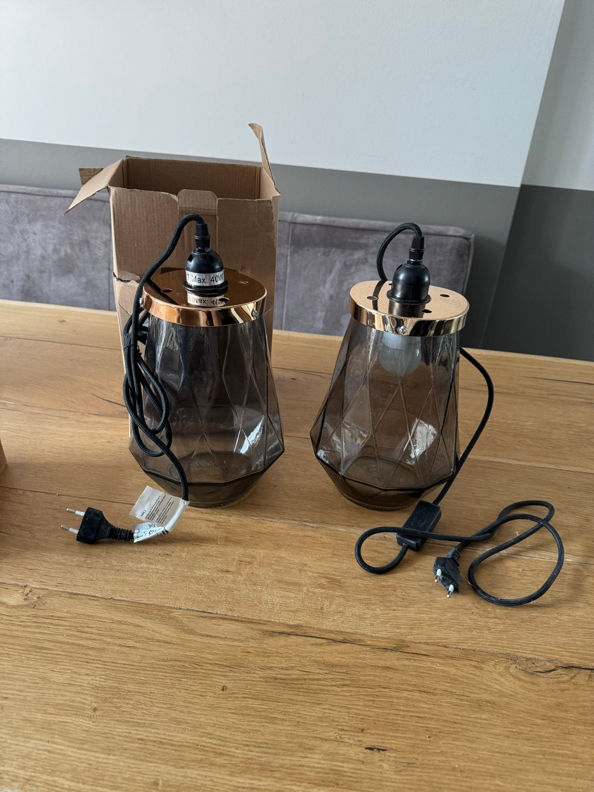 2 Stijlvolle Tafellampen met Goudkleurige Details, Huis en Inrichting, Lampen | Tafellampen, Ophalen, Zo goed als nieuw, Glas