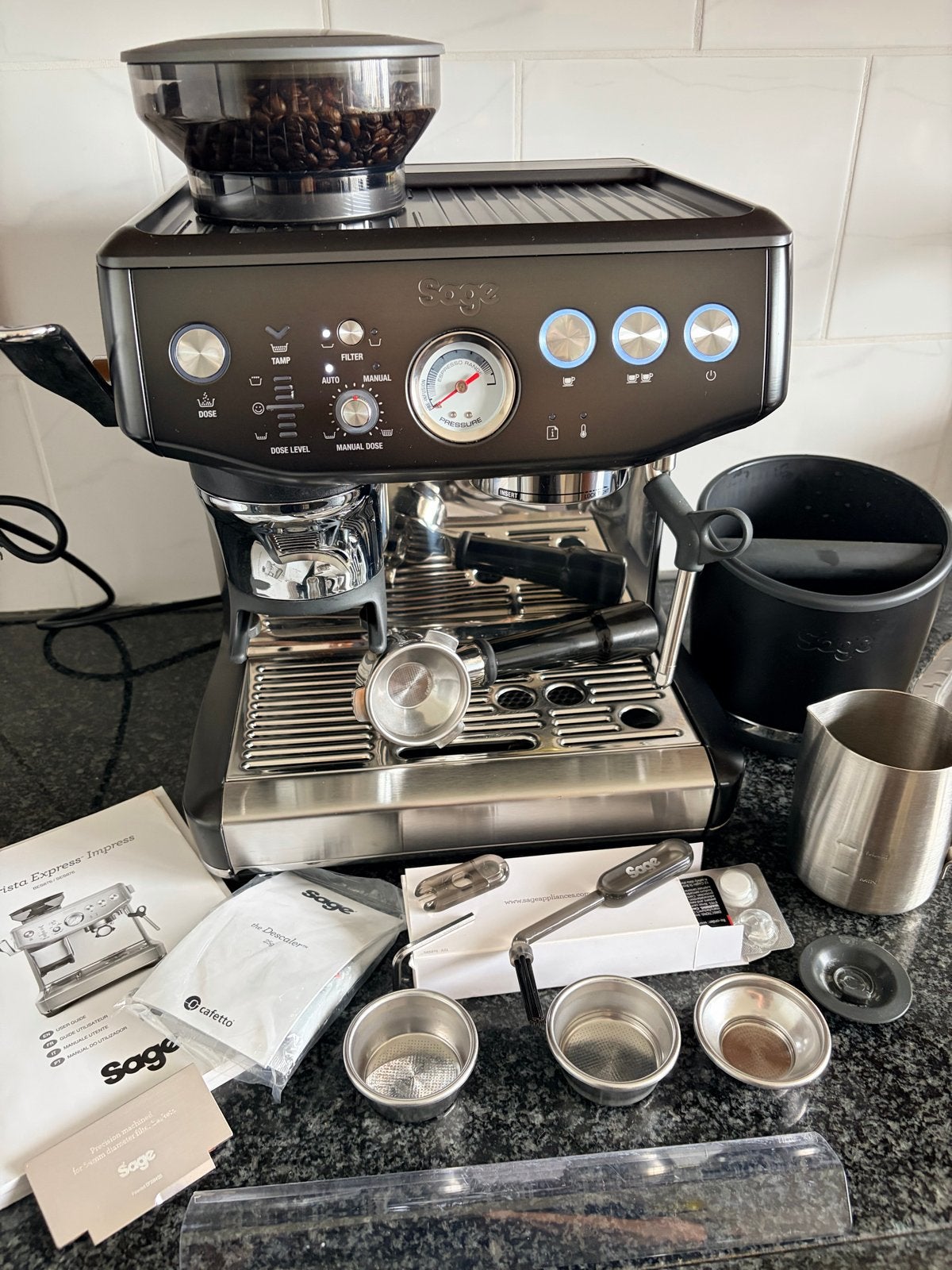 Sage Barista Express Impress Espressomachine - Zo goed als n, Ophalen, Afneembaar waterreservoir, Espresso apparaat, Koffiebonen