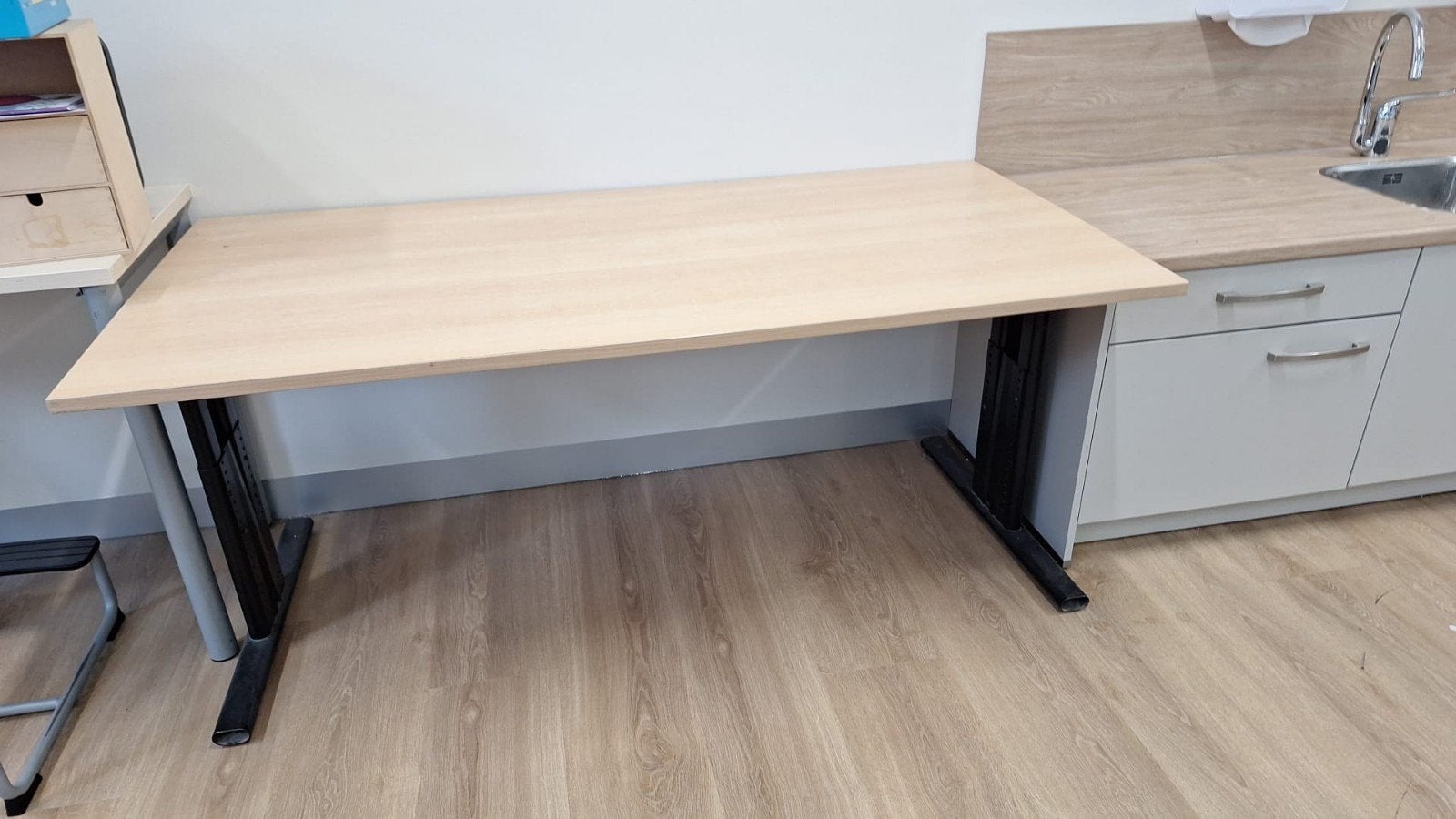 Computertafel met kabelgoot en in hoogte verstelbaar, Ophalen, In hoogte verstelbaar