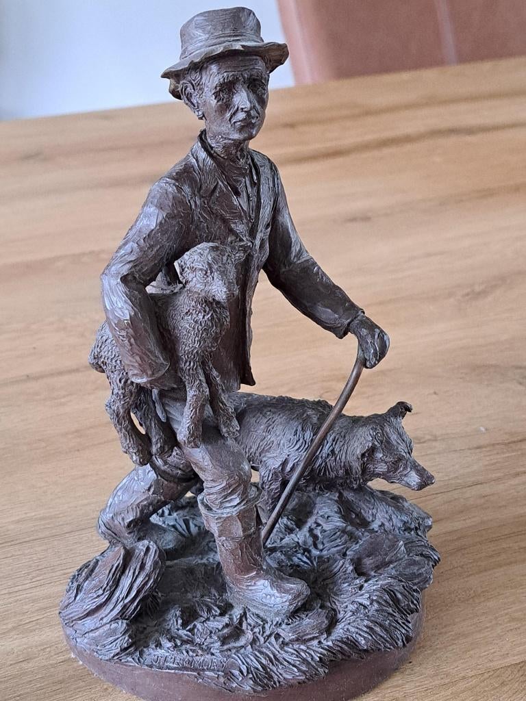 schaapherder met hond en schaap onder de arm in brons, Ophalen of Verzenden, Brons