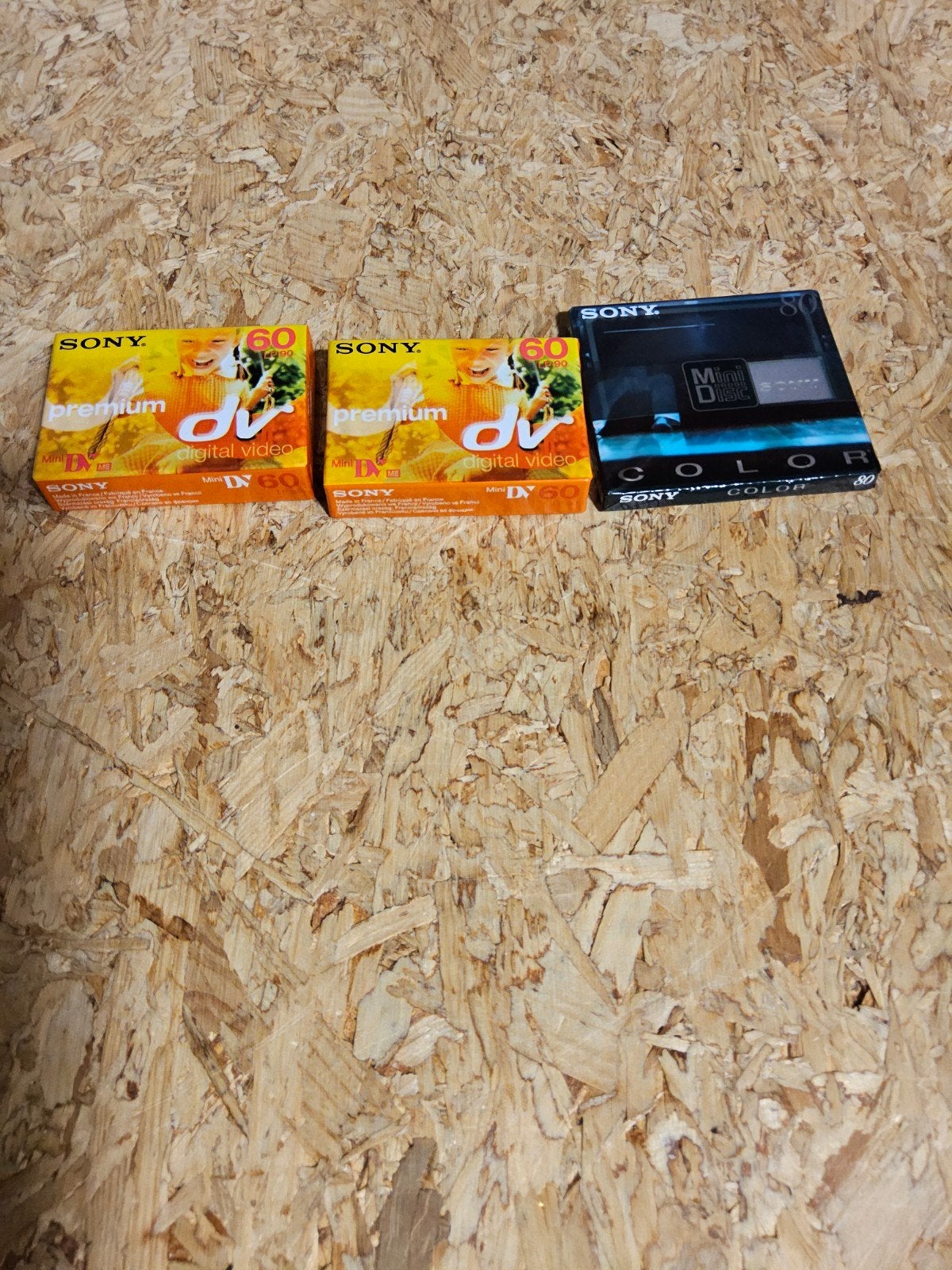 Sony Mini DV Premium 60 min & MiniDisc Color 80 min, Mini dv, Nieuw, Ophalen of Verzenden, Band, Disc of Geheugen