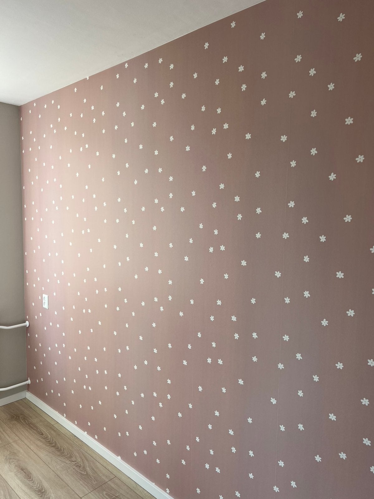 7 banen gloednieuw Love by Lily behang daisies, Ophalen, Bloemen, Roze, Vliesbehang