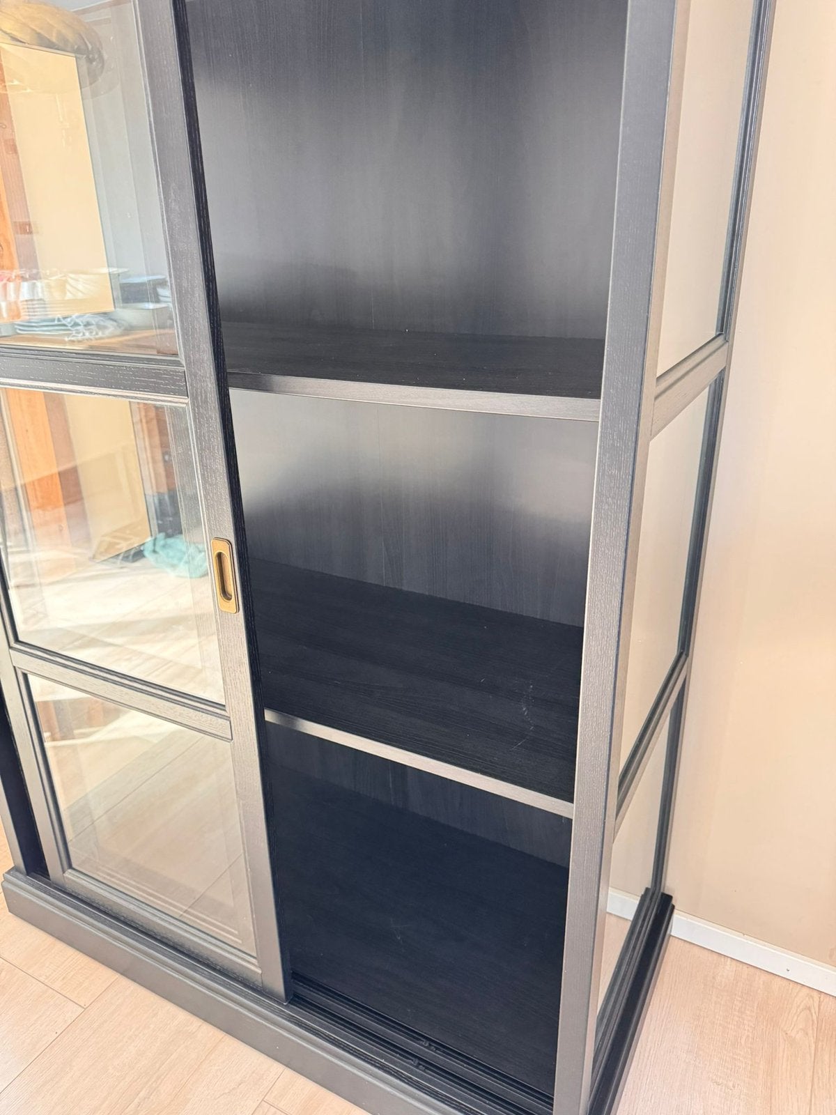 Zwarte vitrinekast met glazen schuifdeuren, Huis en Inrichting, Ophalen, Gebruikt, 100 tot 150 cm, 100 tot 150 cm