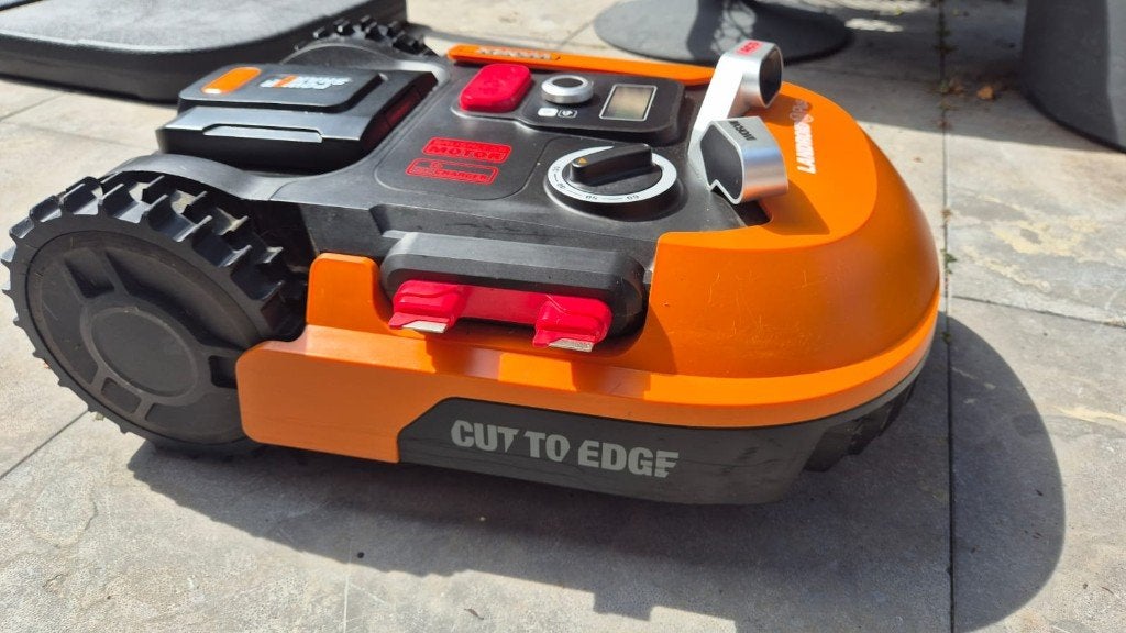 Worx M500 plus robot grasmaaier WR 165e met garage en ACS, Tuin en Terras, Robotmaaiers, Ophalen, Zo goed als nieuw, Worx, Bestuurbaar via app