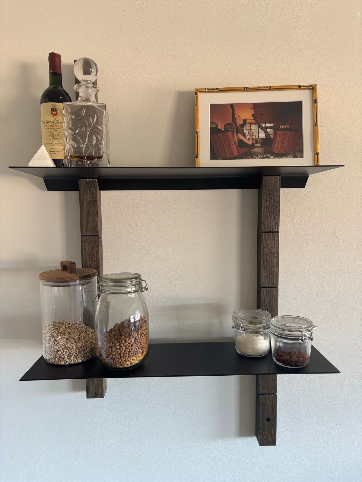 MUUBS Wandrek met 2 planken - Zwart metaal en hout, Huis en Inrichting, Woonaccessoires | Wandplanken en Boekenplanken, Ophalen